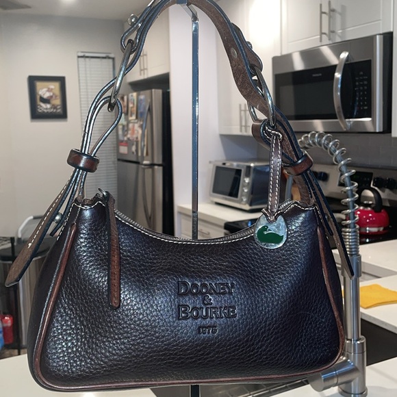 Dooney & Bourke Handbags - BEAUTY DOONEY & BOURKE BROWN Pebbled Leather Shoulder Bag❗️
